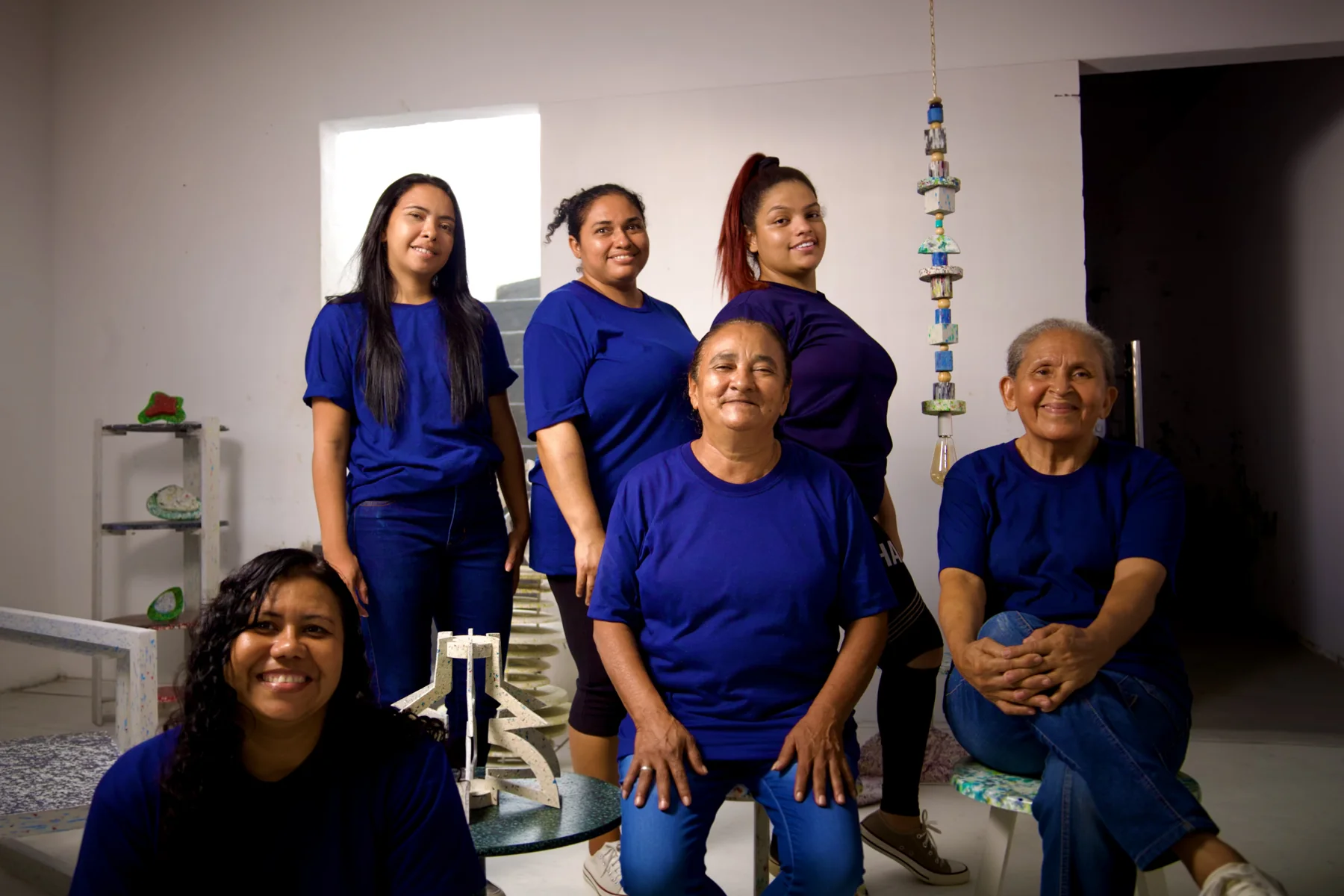 Grupo de artesãs reunidas na oficina