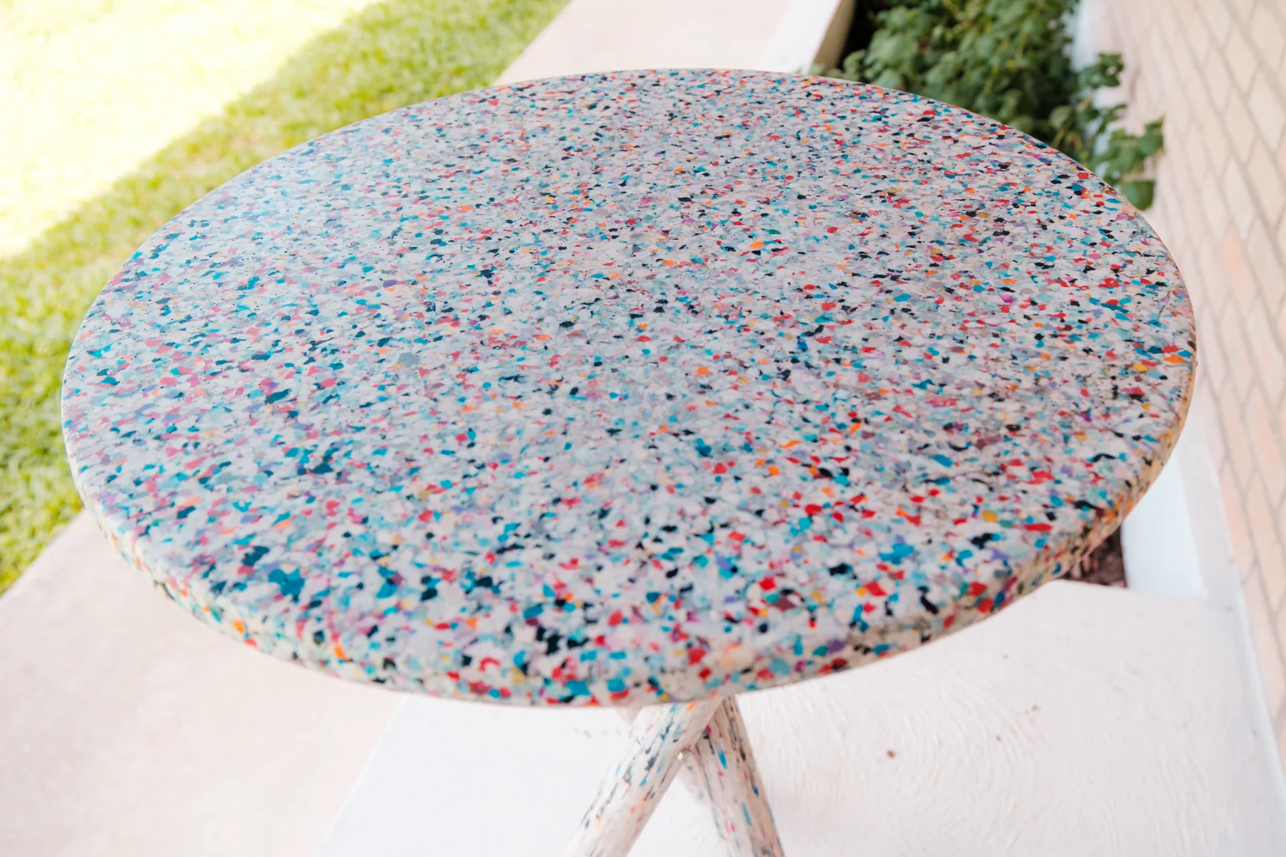 Detalhe dos fragmentos coloridos em um tampo de plástico reciclado