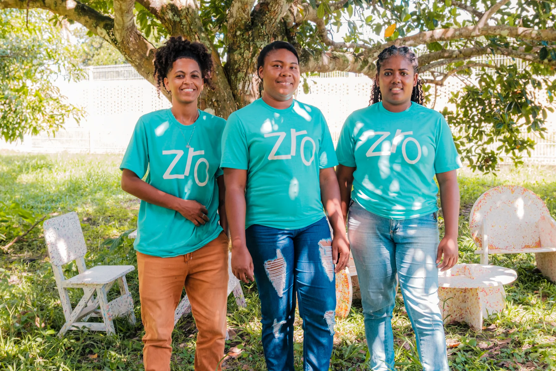 Integrantes da ZR0 junto a móveis produzidos com plástico reciclado
